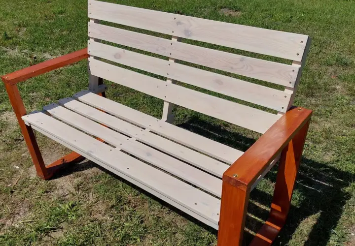 Ławka z palet DIY: Zbuduj ją sam, oszczędź i zachwyć ogrodem!