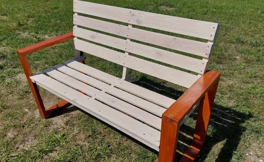 Ławka z palet DIY: Zbuduj ją sam, oszczędź i zachwyć ogrodem!
